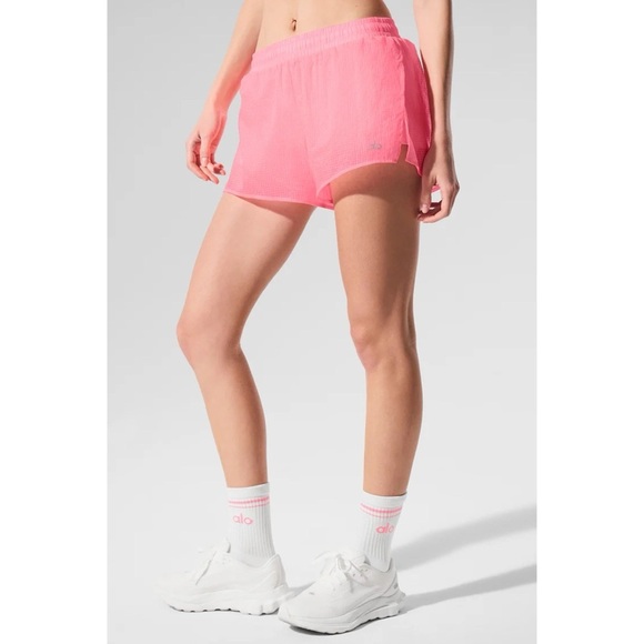 NWT Alo Yoga Game Time Short in Neon Bubblegum Pink Small - Picture 3 of 6